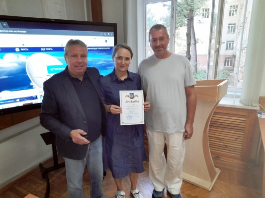 На засіданні вченої ради Одеської політехніки диплом вручає ректор Геннадій Оборський