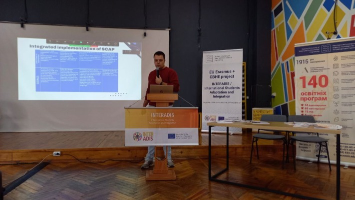 Максим Куніцин представляє презентацію Одеської політехніки