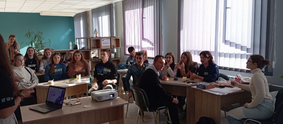 Студенти - представники університетів консорціуму під час проведення воркшопів в у новій коворкинговій зоні