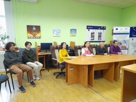 Учасники та організатори заходу наживо перед початком заходів