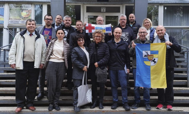 Учасники зустрічі на центральних сходах спорткомплексу Одеської політехніки