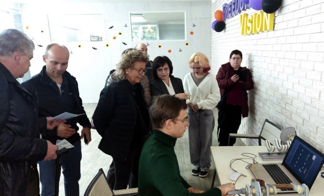 Голові делегації Пані Беате-Мюллер Геммеке демонструють прилад для відновлення функцій зап'ястного суглобу