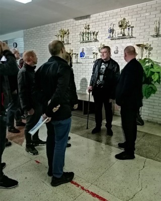 Обговорення результатів зустрічі в фойє спортивного комплексу університету