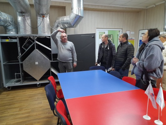 Професор Олександр Климчук проводить екскурсію лабораторіями Центру енергоефективних технологій Одеської політехніки