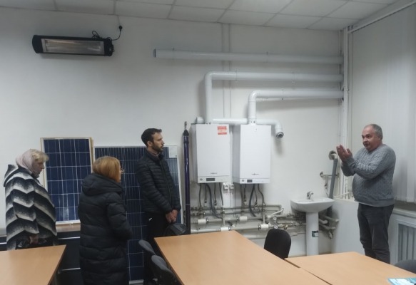 Професор Олександр Климчук проводить екскурсію лабораторіями Центру енергоефективних технологій Одеської політехніки