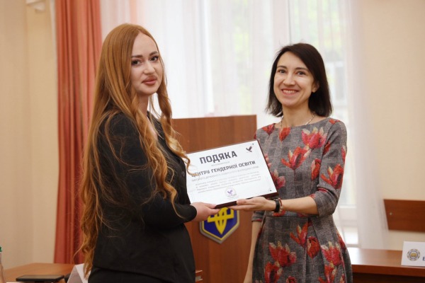 Вручення подяки від Наукового товариства Одеської політехніки керівниці Центру гендерної освіти ОДУВС Л. Березовенко.
