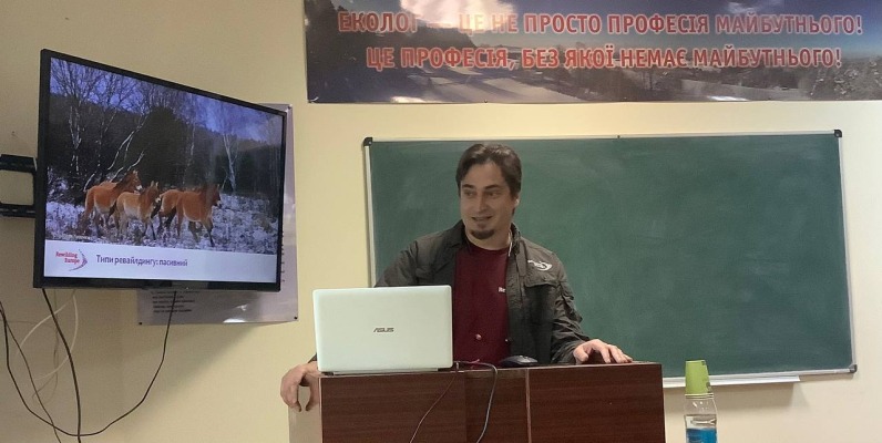 Фахівець із відновлення екосистем Олег Дьяков презентує доповідь студентам університету