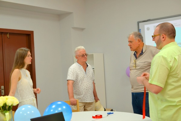 В приміщенні центру "Навчання без обмежень": координатор проєкту SMART-PL із колегами