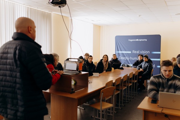Владислав Шимов виступає перед слухачами курсів