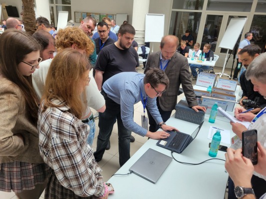 Команда Одеської політехніки виконує презентує свою роботу жюрі конкурсу