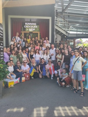 Учасники міжнародної проєктної команди під час практичного завдання з Йозефом Цоттером, засновником шоколадної фабрики Zotter.